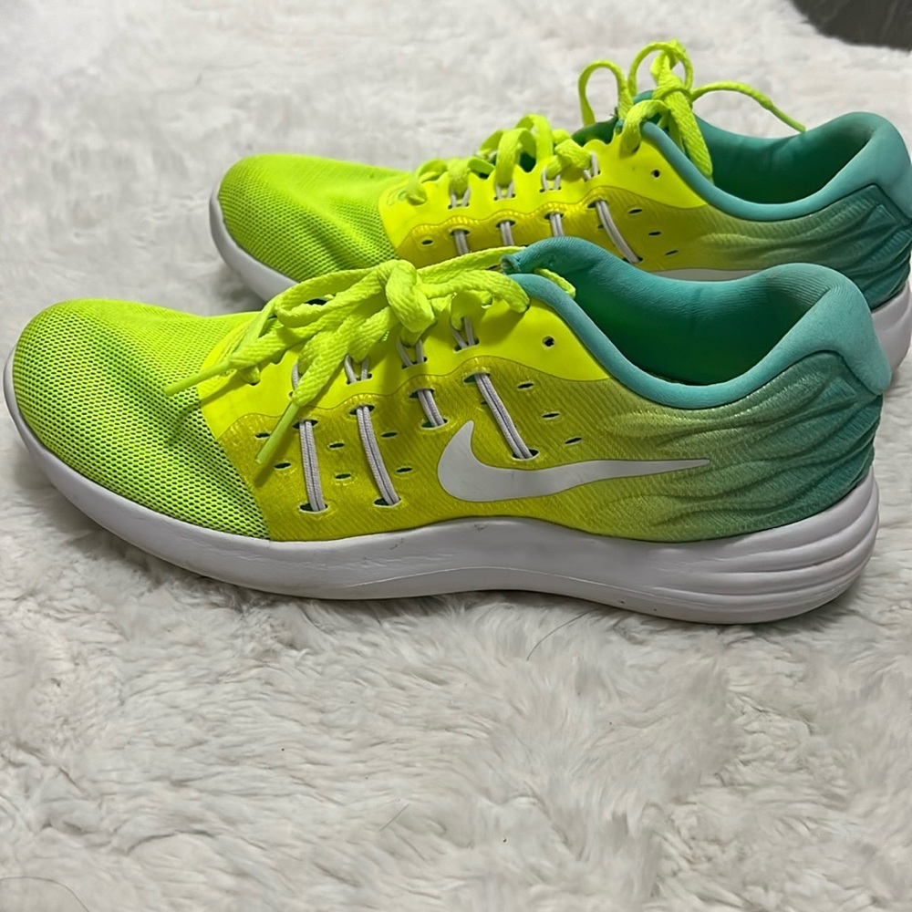 Nike fit sole neon tennis shoes